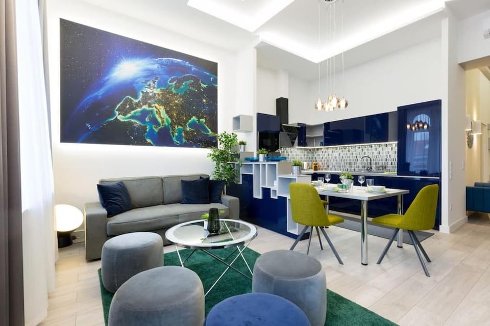 TV and multimedia, Kitchen or kitchenette, Living room, Seating area, Dining area