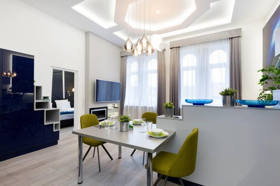 Communal lounge/ TV room, TV and multimedia, Living room, Seating area, Dining area, Evening entertainment