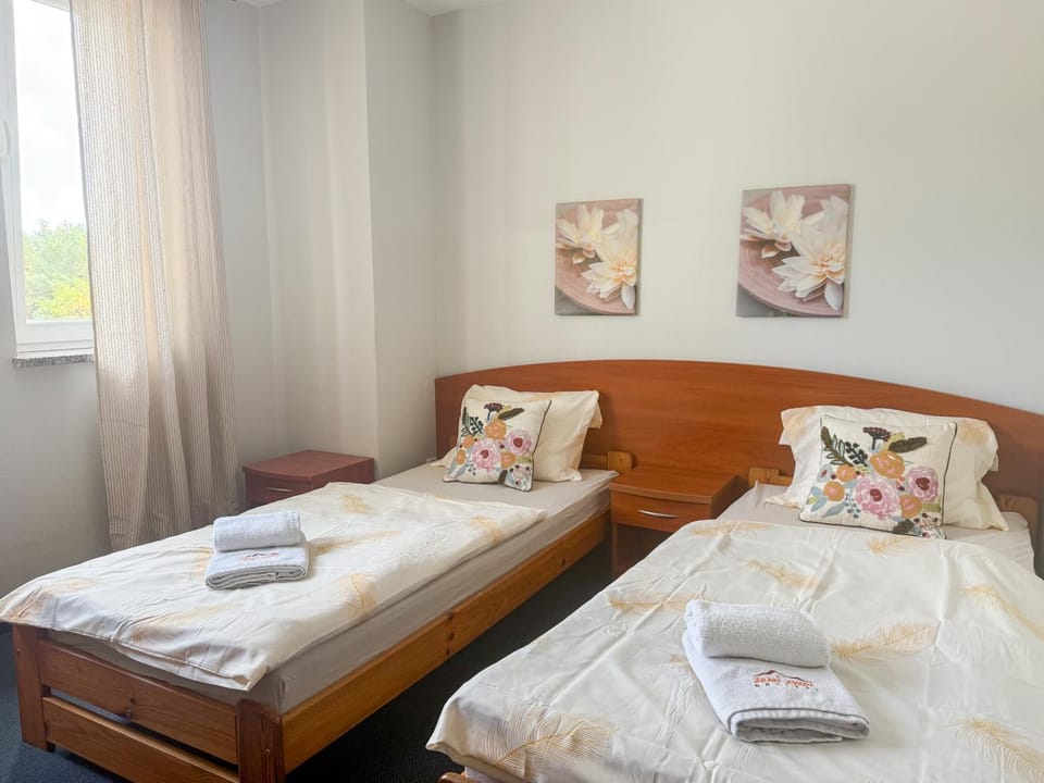 Photo of the whole room, Bedroom, towels