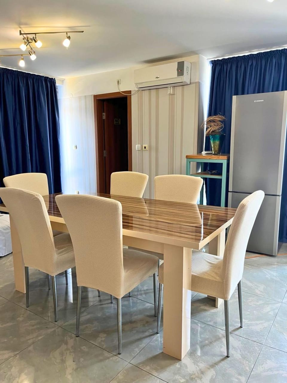 Seating area, Dining area, heating, air conditioner