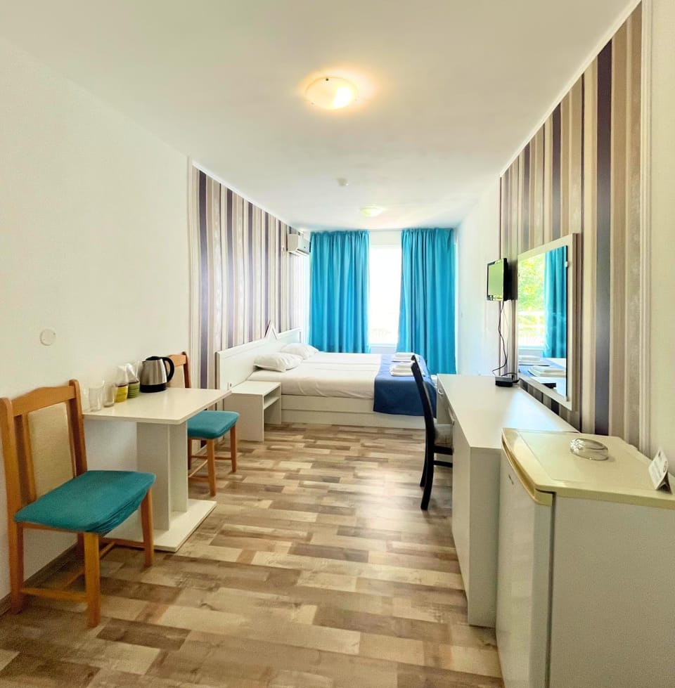 Bed, TV and multimedia, Coffee/tea facilities, Photo of the whole room, Seating area, air conditioner