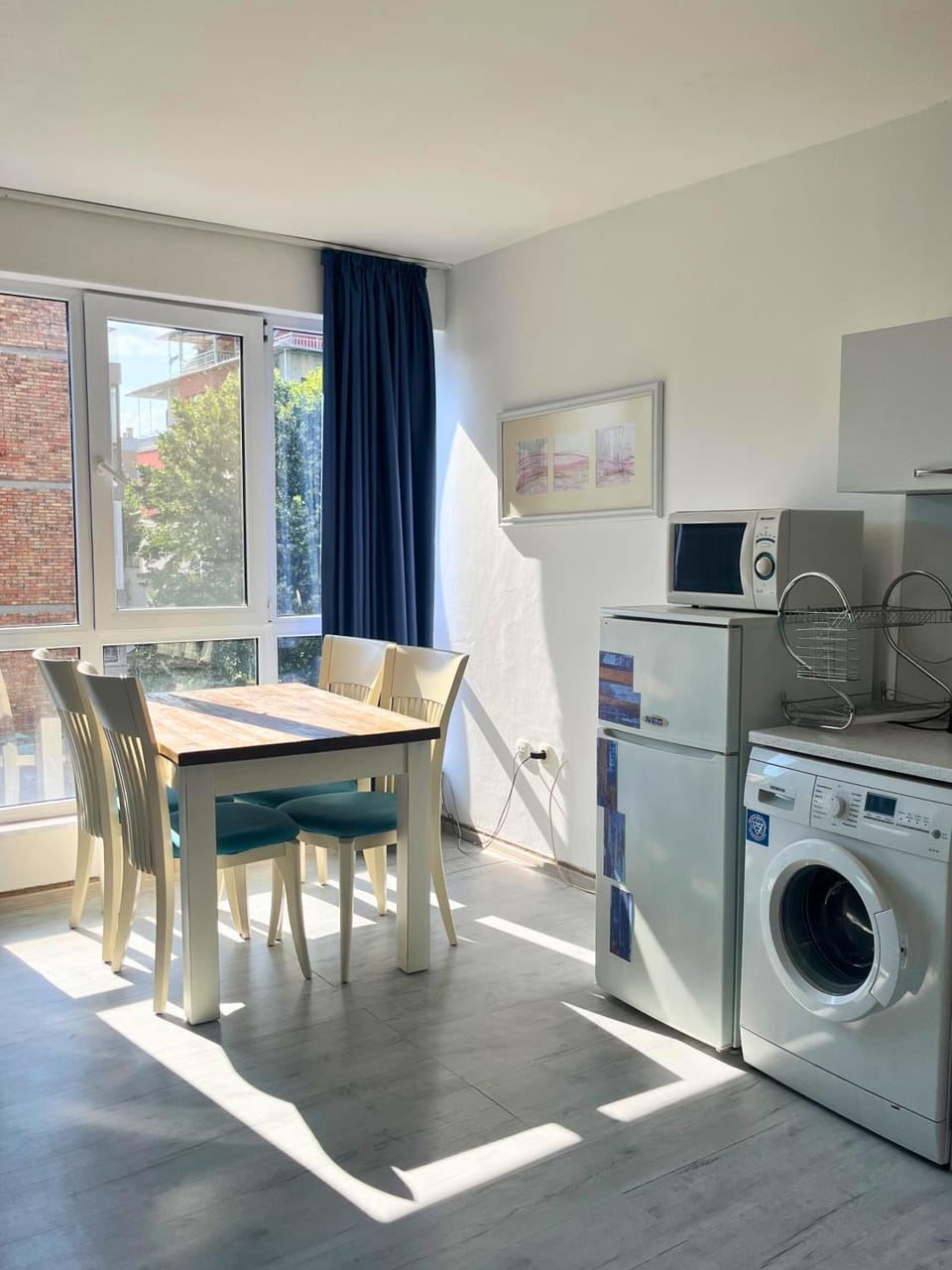 Kitchen or kitchenette, Dining area, microwave, washing machine