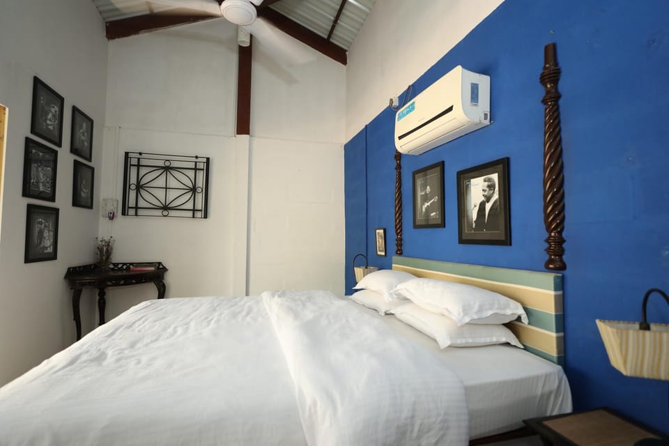 Bedroom, fireplace, air conditioner