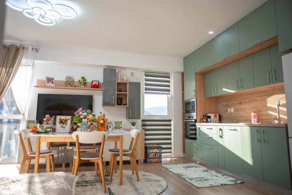 Kitchen or kitchenette, Dining area