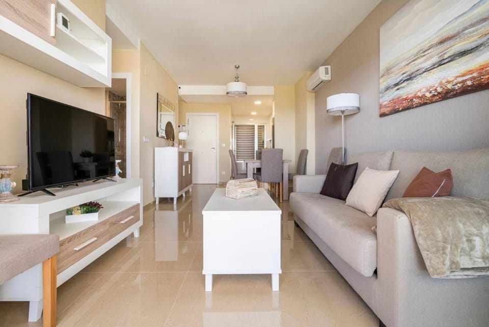TV and multimedia, Kitchen or kitchenette, Living room, Seating area, air conditioner