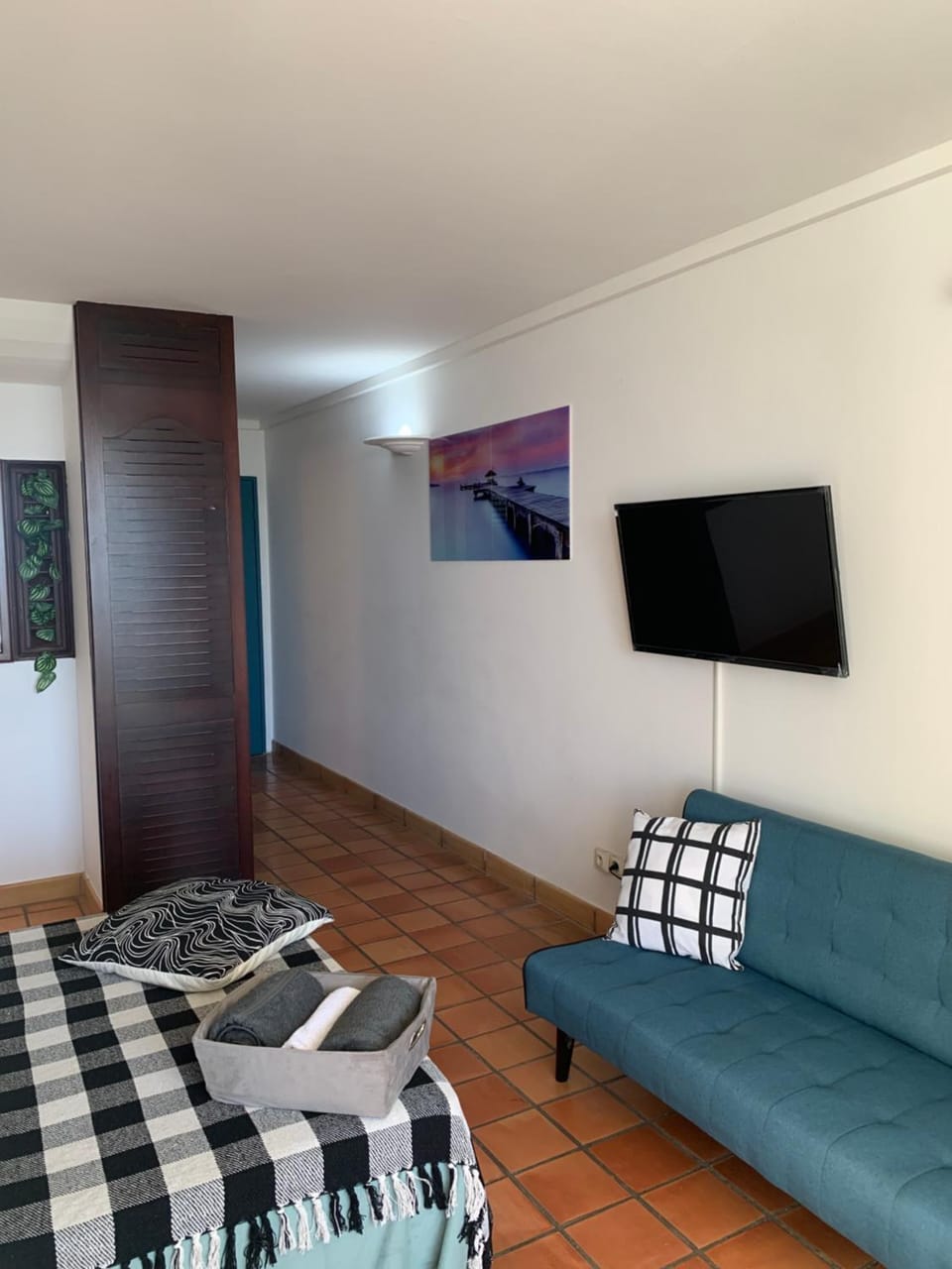 Bed, TV and multimedia, Photo of the whole room, Bedroom