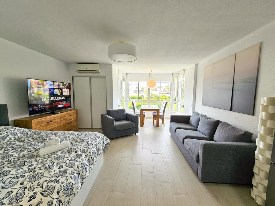 Bed, TV and multimedia, Living room, Photo of the whole room, Seating area, Bedroom