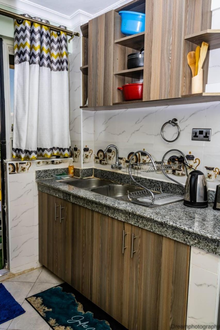 Kitchen or kitchenette, minibar