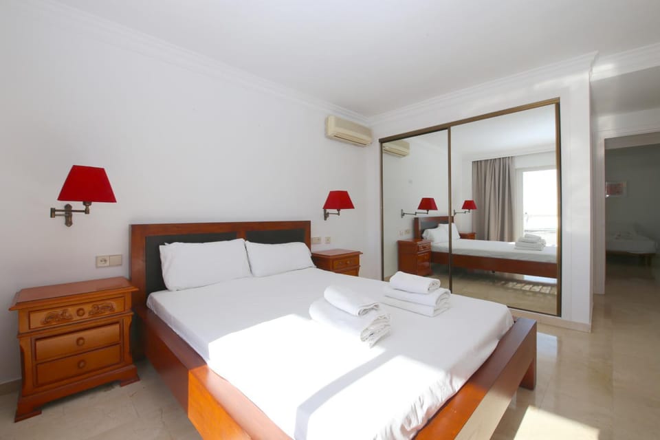 Photo of the whole room, Bedroom, wardrobe, air conditioner