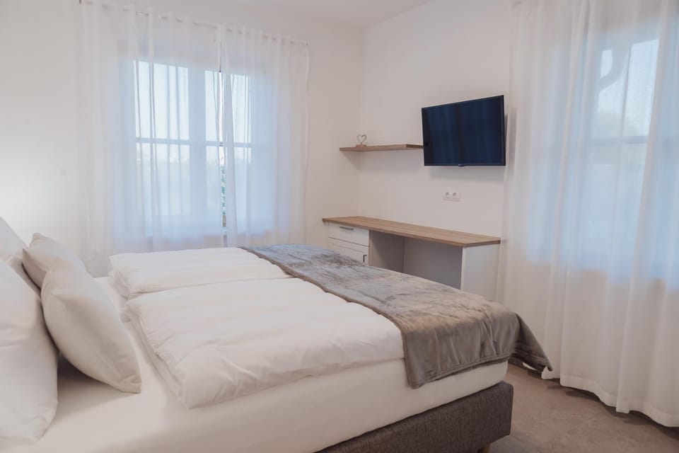 Bed, TV and multimedia, Photo of the whole room, Bedroom