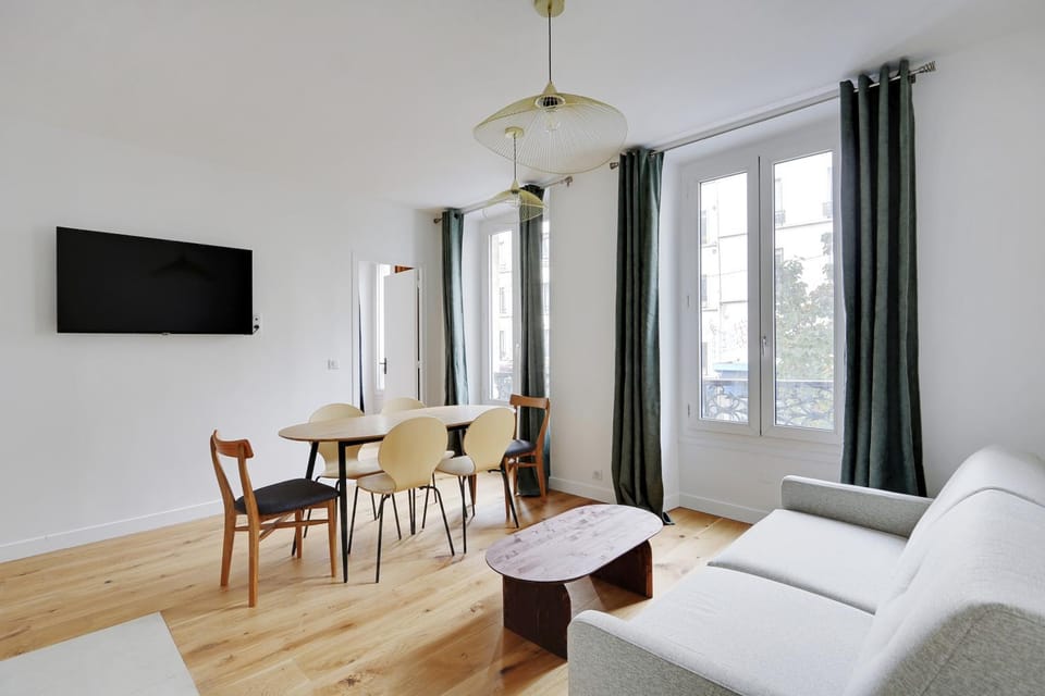 TV and multimedia, Living room, Seating area, Dining area