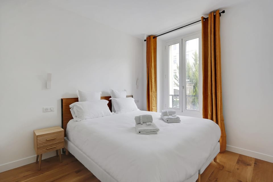 Bed, Photo of the whole room, Bedroom, towels
