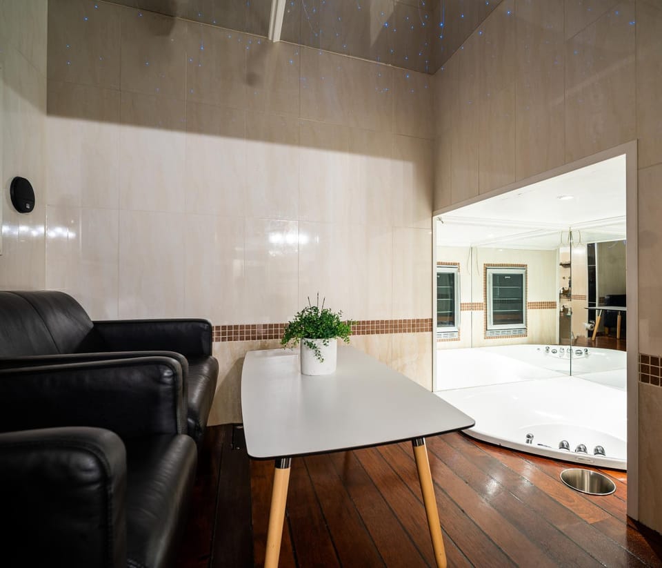 Seating area, Bath