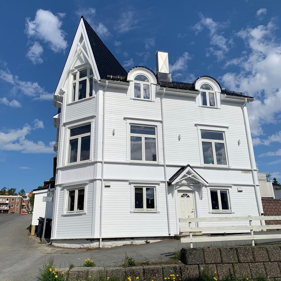 Property building, Facade/entrance, Day