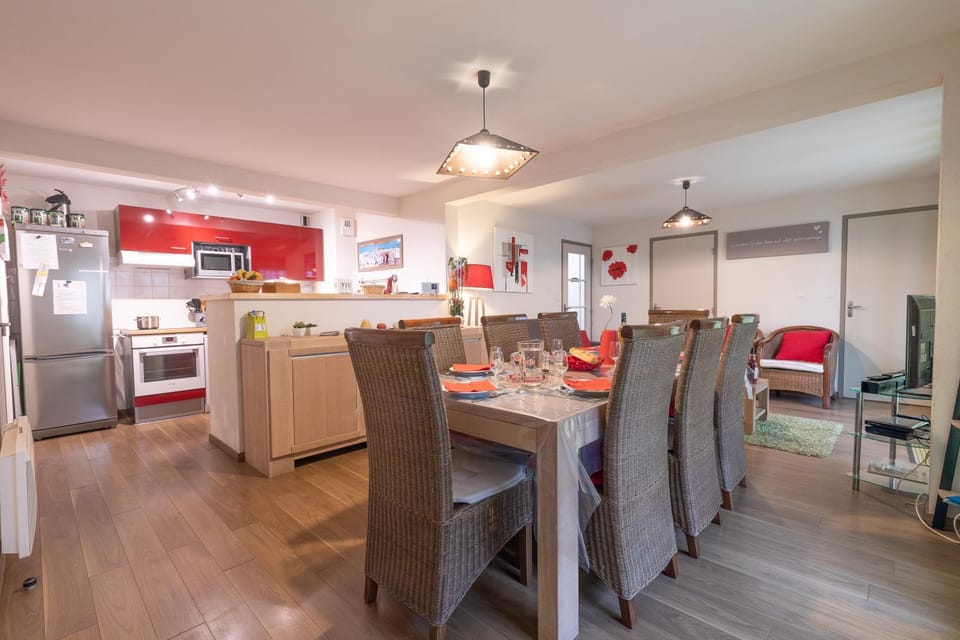 Property building, Kitchen or kitchenette, Living room