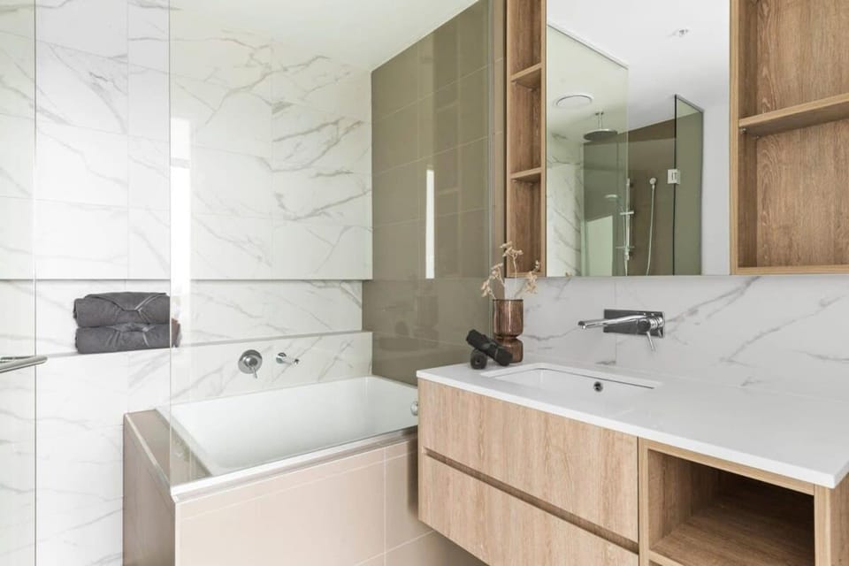 A Chic 2BR Apt with Panoramic Views FREE Parking Apartment in Melbourne