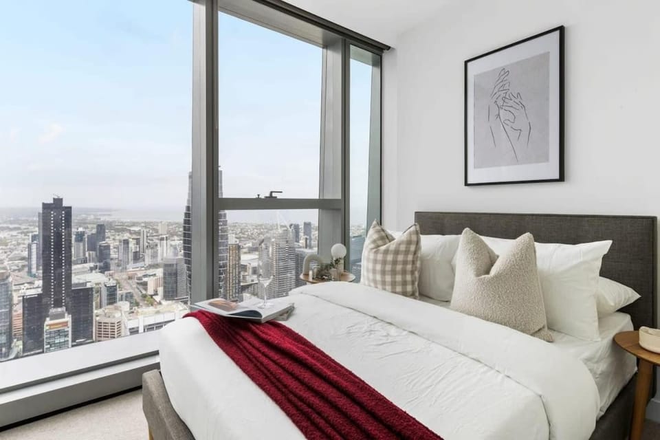 A Chic 2BR Apt with Panoramic Views FREE Parking Apartment in Melbourne