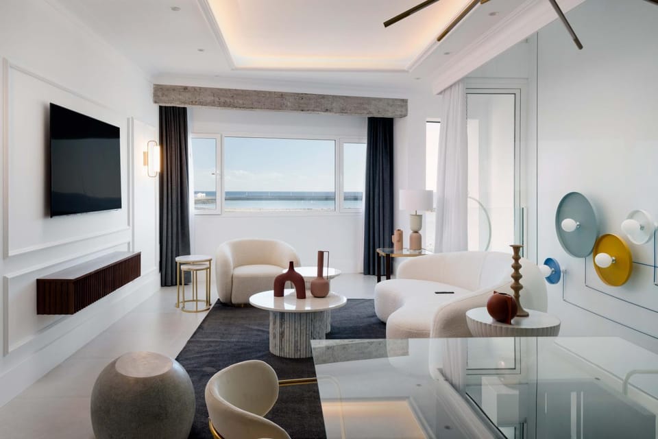 Communal lounge/ TV room, Natural landscape, Living room, Seating area, Dining area, Evening entertainment