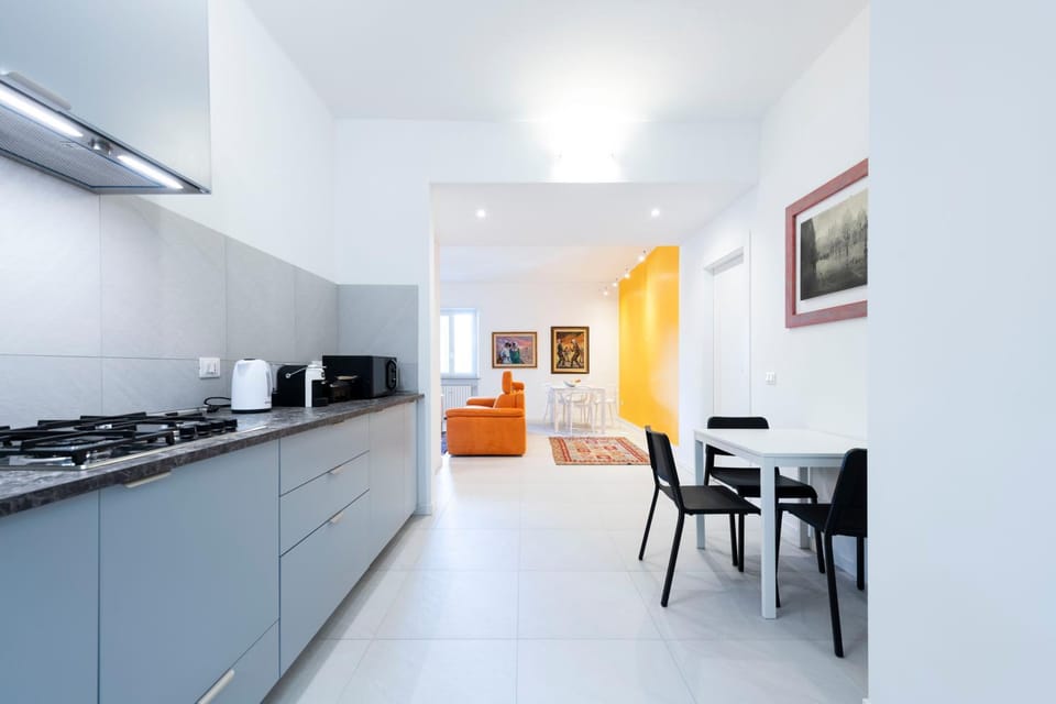 Kitchen or kitchenette, Seating area, Dining area, stove