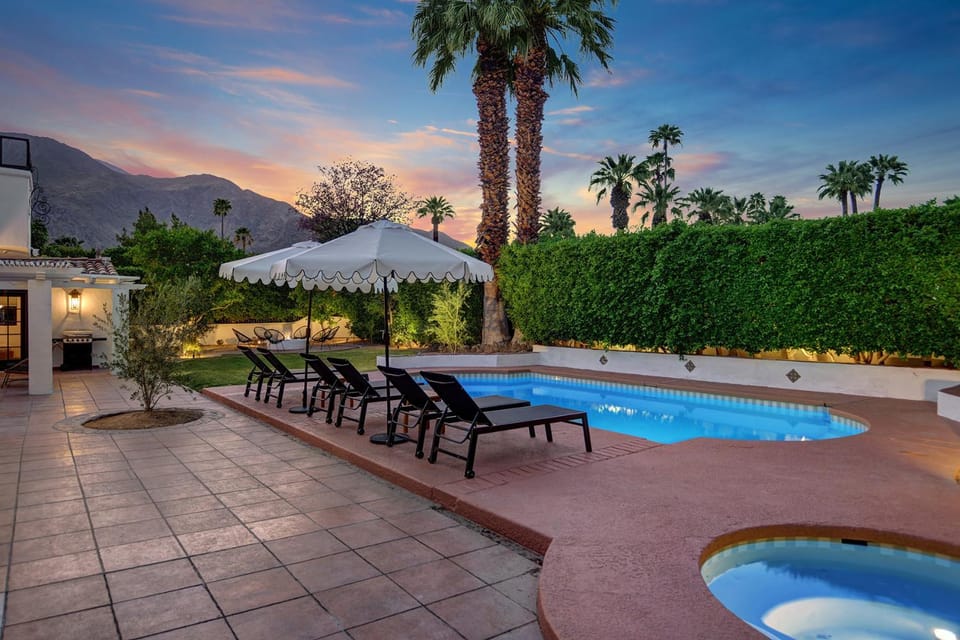 Famous Movie Colony Estate- Casa de Amigos Estate- Ultra Luxe, Pool, Spa, Firepit 4bd, 3.5bth House in Palm Springs