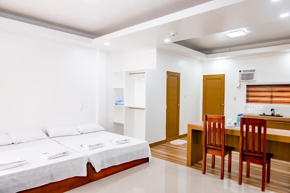 Bed, Kitchen or kitchenette, Photo of the whole room, Dining area, Bedroom, towels