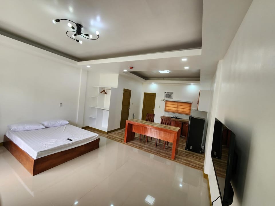 Bed, TV and multimedia, Kitchen or kitchenette, Photo of the whole room, Bedroom, air conditioner