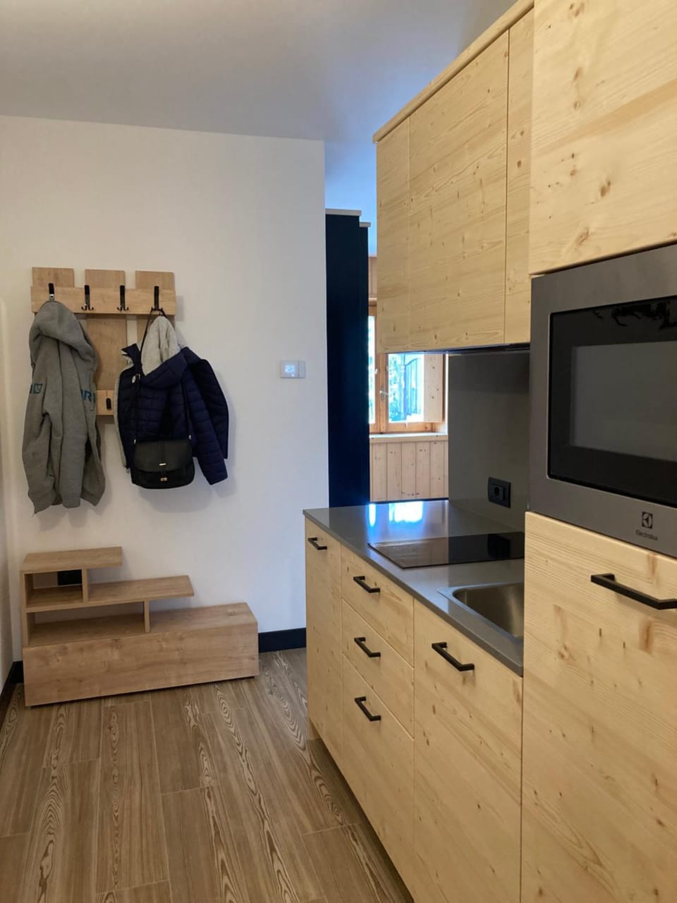 Kitchen or kitchenette, minibar, stove