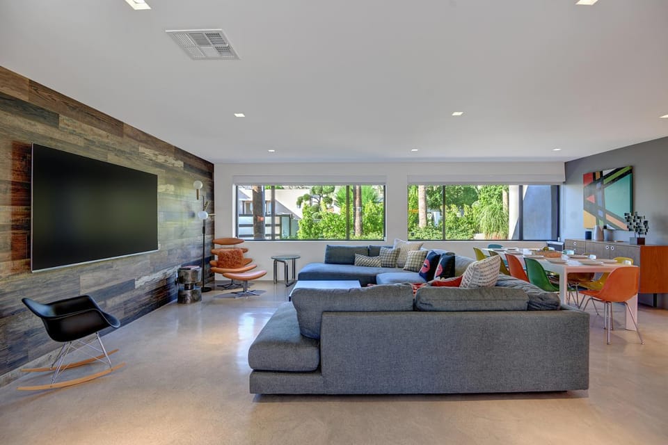Ultra Luxury Resort Like Compound Pool, Spa, Fire Pit- Close to Everything- 4BD/2.5BTH House in Palm Springs