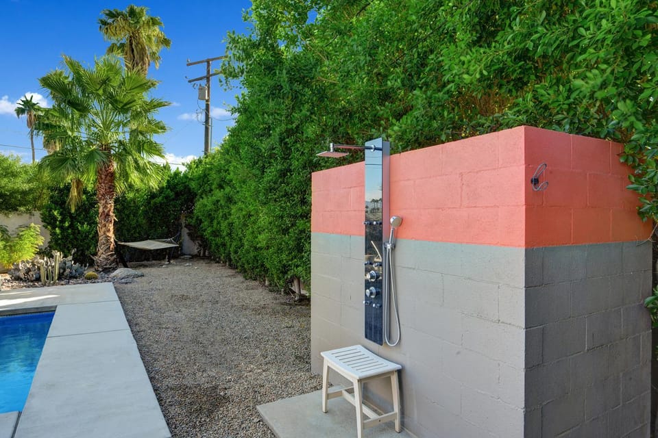 Ultra Luxury Resort Like Compound Pool, Spa, Fire Pit- Close to Everything- 4BD/2.5BTH House in Palm Springs