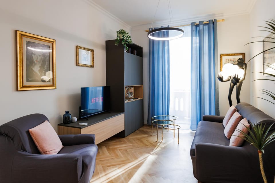 Communal lounge/ TV room, TV and multimedia, Living room, Seating area, Evening entertainment