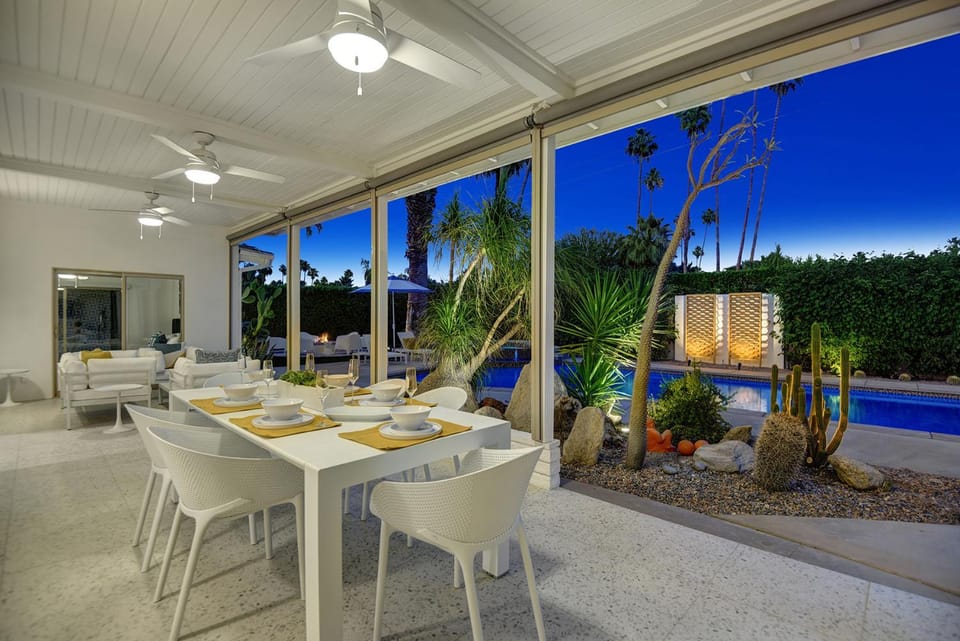 Ultra-Chic LUXE Mid-Century Estate- Resort Like Pool, Spa, Firepit, Outdoor Kitchen 3BED/3BATH House in Palm Springs