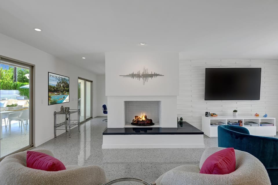 Ultra-Chic LUXE Mid-Century Estate- Resort Like Pool, Spa, Firepit, Outdoor Kitchen 3BED/3BATH House in Palm Springs