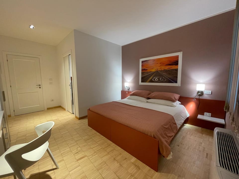 TV and multimedia, Photo of the whole room, Bedroom