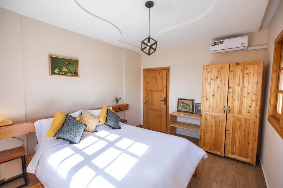Photo of the whole room, Bedroom, air conditioner