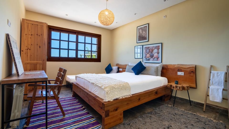 Photo of the whole room, Bedroom
