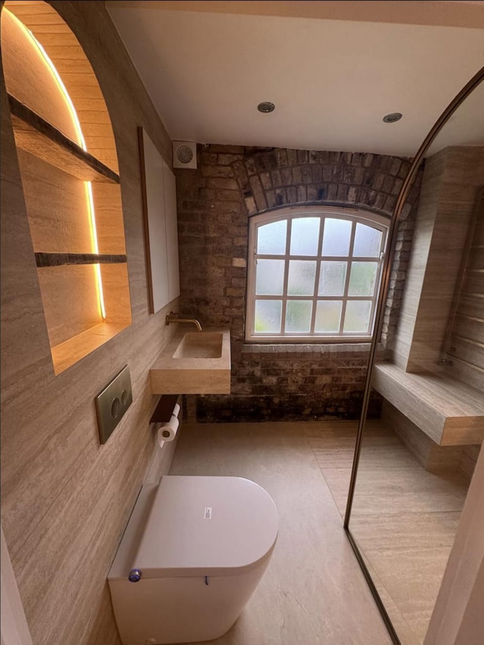 Luxury Artsy 2 Bedroom with Balcony - Great Location Central London - Great for Couples Digital Nomads and Families Apartment in London Borough of Hackney