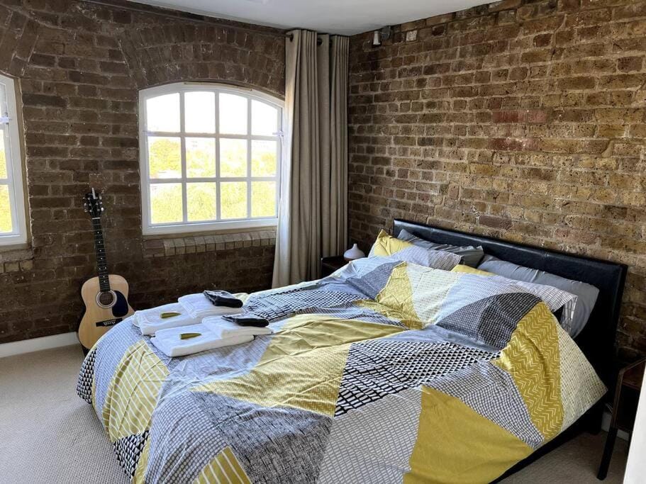 Luxury Artsy 2 Bedroom with Balcony - Great Location Central London - Great for Couples Digital Nomads and Families Apartment in London Borough of Hackney