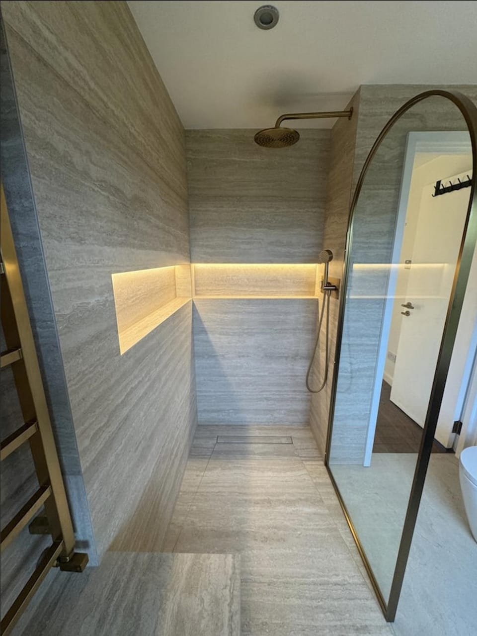 Luxury Artsy 2 Bedroom with Balcony - Great Location Central London - Great for Couples Digital Nomads and Families Apartment in London Borough of Hackney