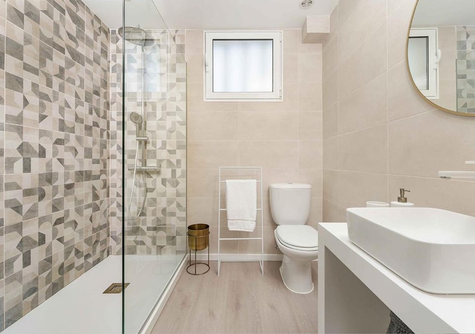 Shower, Toilet, Bathroom, towels