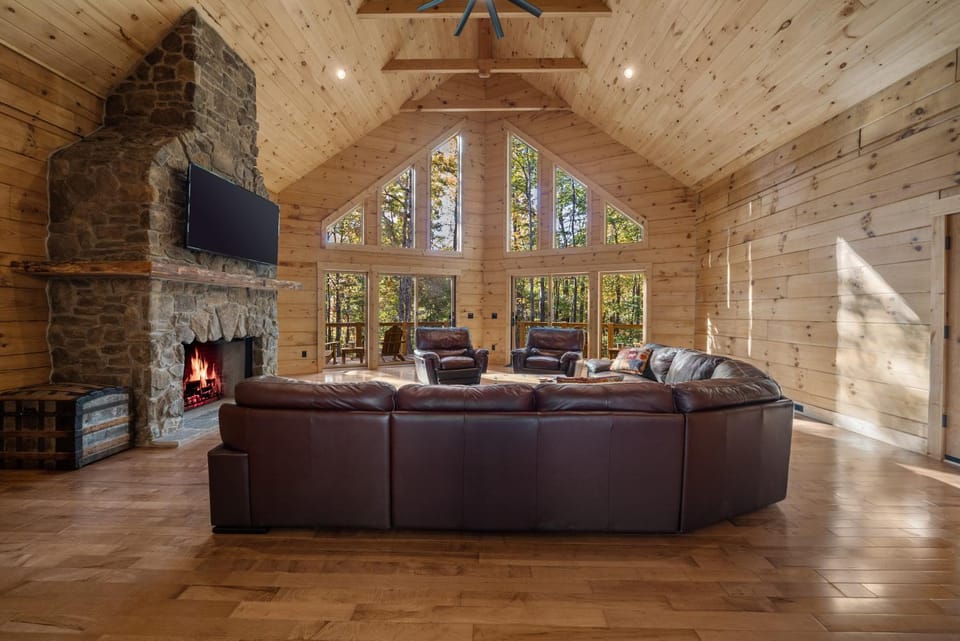 Communal lounge/ TV room, TV and multimedia, Living room, Evening entertainment, fireplace, flat iron