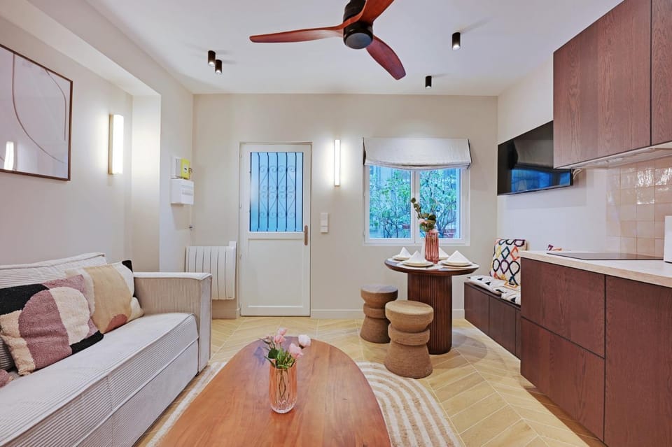TV and multimedia, View (from property/room), Kitchen or kitchenette, Living room, Seating area, Dining area, Inner courtyard view