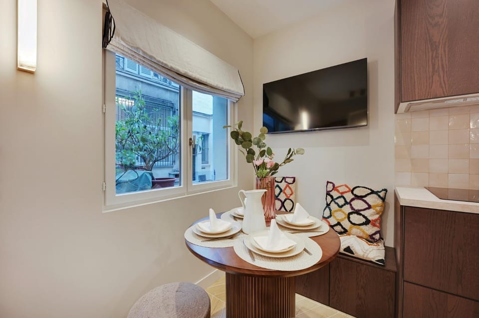 TV and multimedia, View (from property/room), Dining area, Inner courtyard view