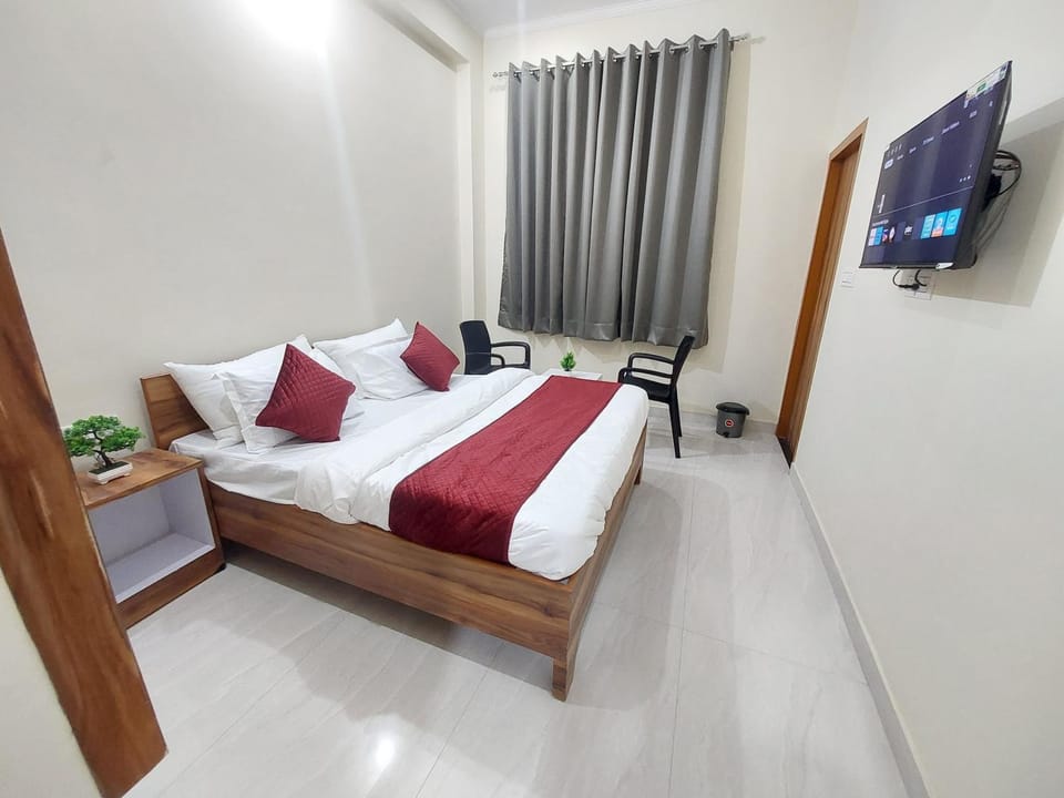 Bed, TV and multimedia, Bedroom