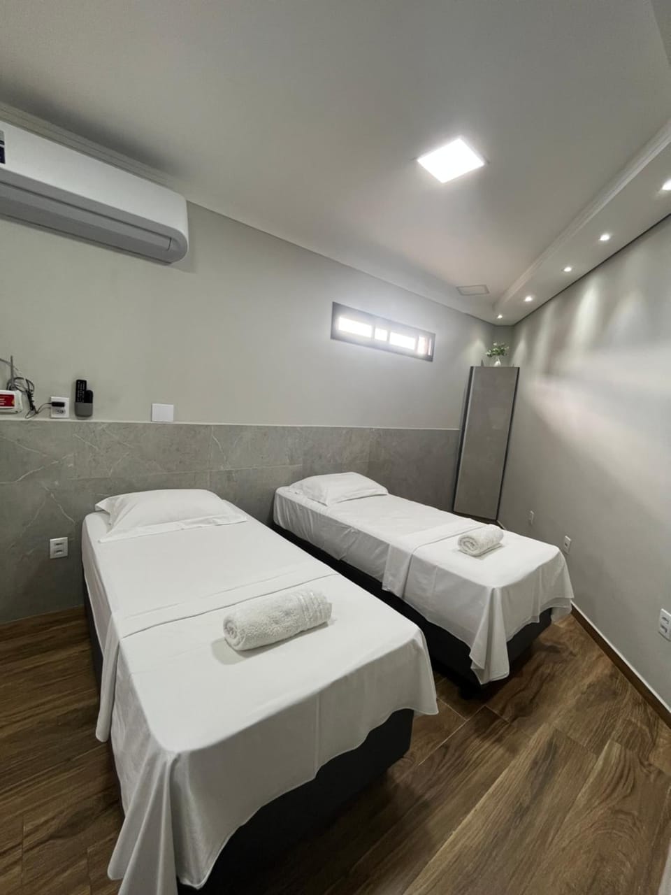 Bed, Photo of the whole room, Bedroom, air conditioner