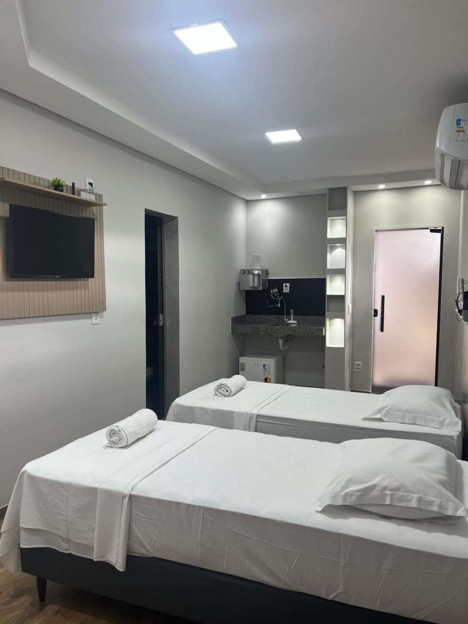 Bed, TV and multimedia, Bedroom