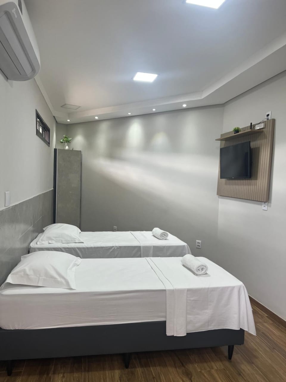 Bed, TV and multimedia, Photo of the whole room, towels, air conditioner