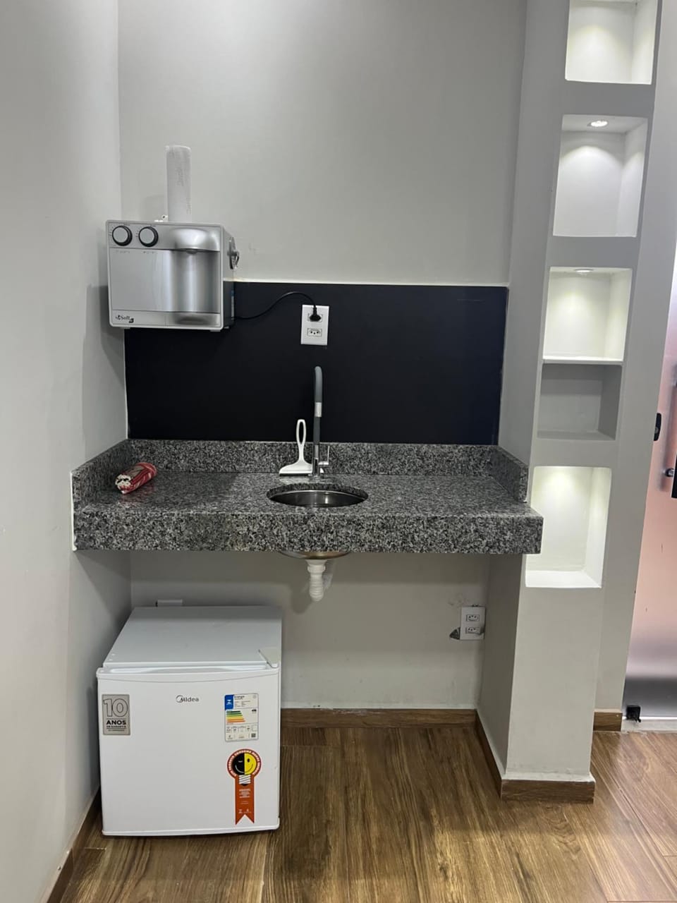 Kitchen or kitchenette, minibar