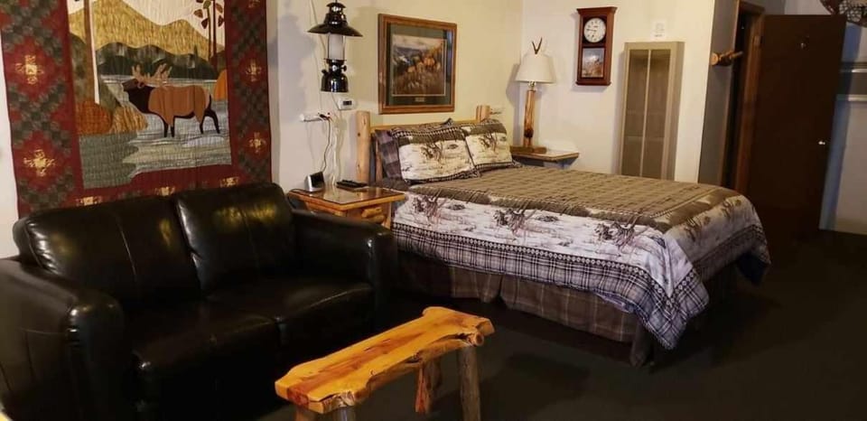 The Woodsman Country Lodge Motel Chalet in Oregon