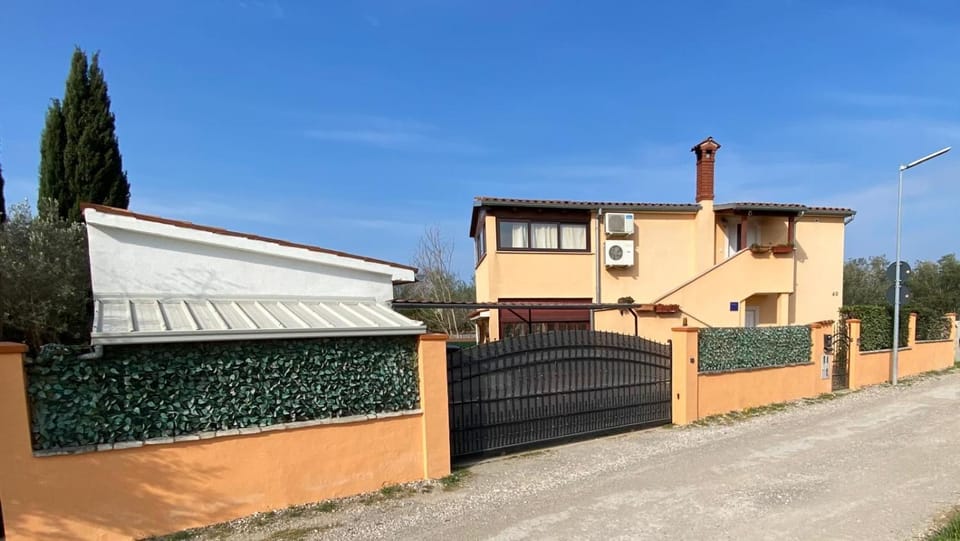 Kuća za odmor -M&A-GRIJANI BAZEN Apartment in Fažana