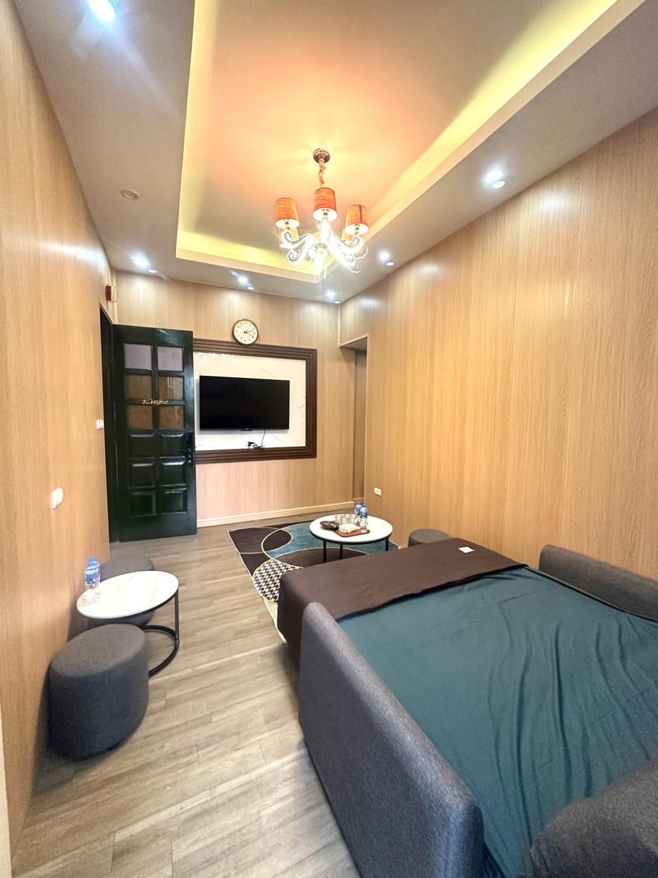 Bed, TV and multimedia, Living room, Photo of the whole room, Seating area